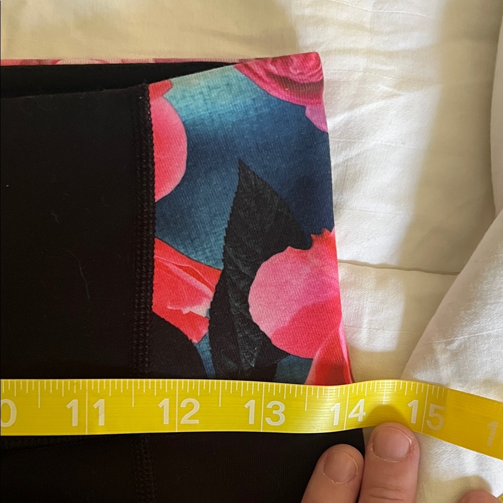 Lululemon Capri Black Floral Print Mid Rise Legging Size 6 - Picture 7 of 9